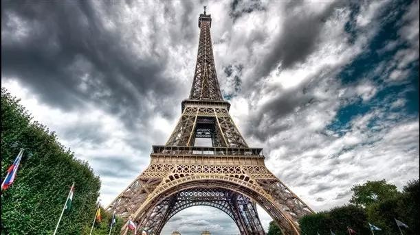 mais recente caso da empresa sobre A torre Eiffel
